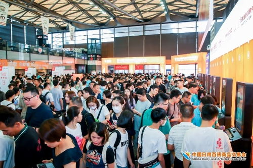 人流如潮星聚上海 第116屆中國日用百貨商品交易會盛大開幕